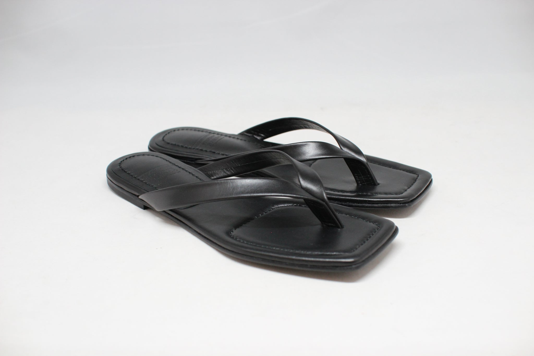 #138 TONG FLAT SANDAL