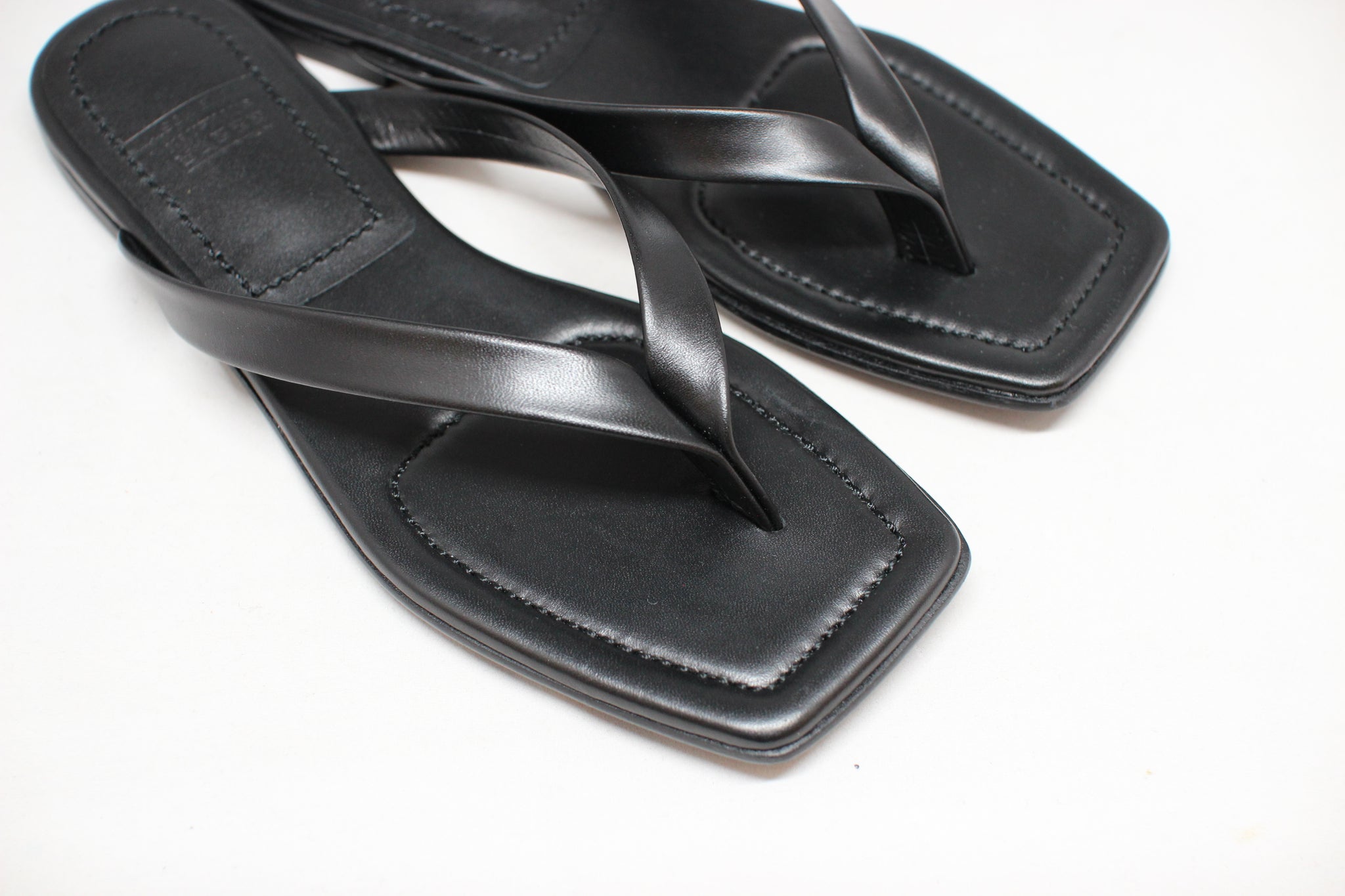 #138 TONG FLAT SANDAL