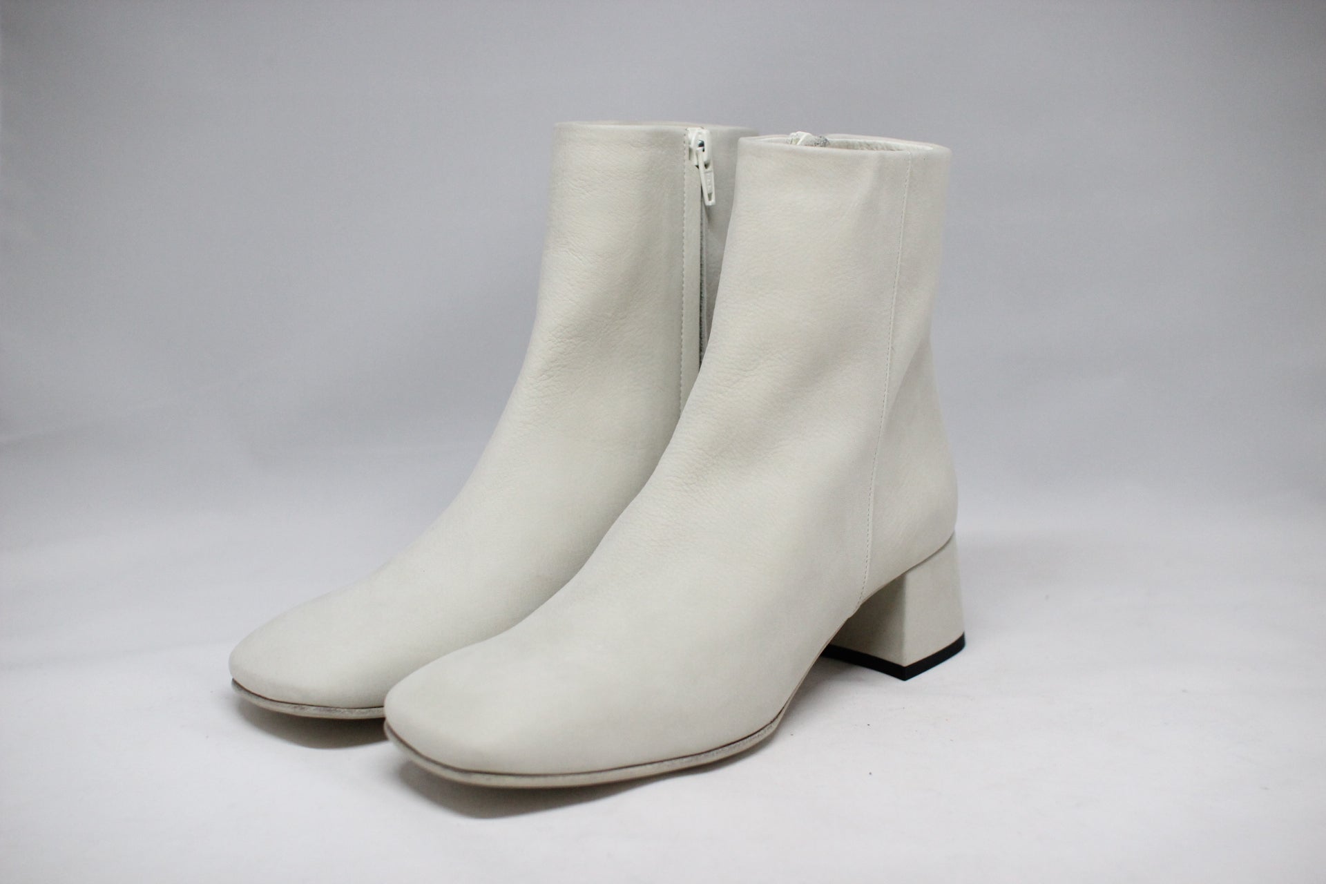 MAISON EUREKA SQUARE TOE SHORT BOOTS | www.carmenundmelanie.at